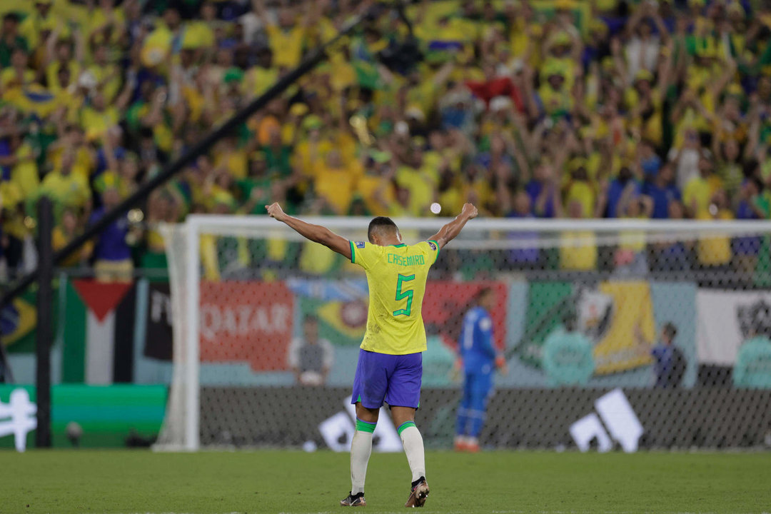 Casemiro de Brasil celebra hoy, al final de un partido de la fase de grupos del Mundial de Fútbol Qatar 2022 entre Brasil y Suiza en el estadio 974 en Doha (Catar). EFE/Antonio Lacerda