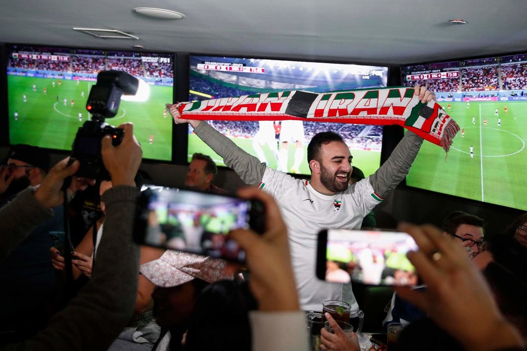 Aficionados iraníes reaccionan cuando Irán y Estados Unidos se enfrentan en Los Ángeles, California (EE.UU.), hoy, 29 de noviembre de 2022. EFE/EPA/CAROLINE BREHMAN