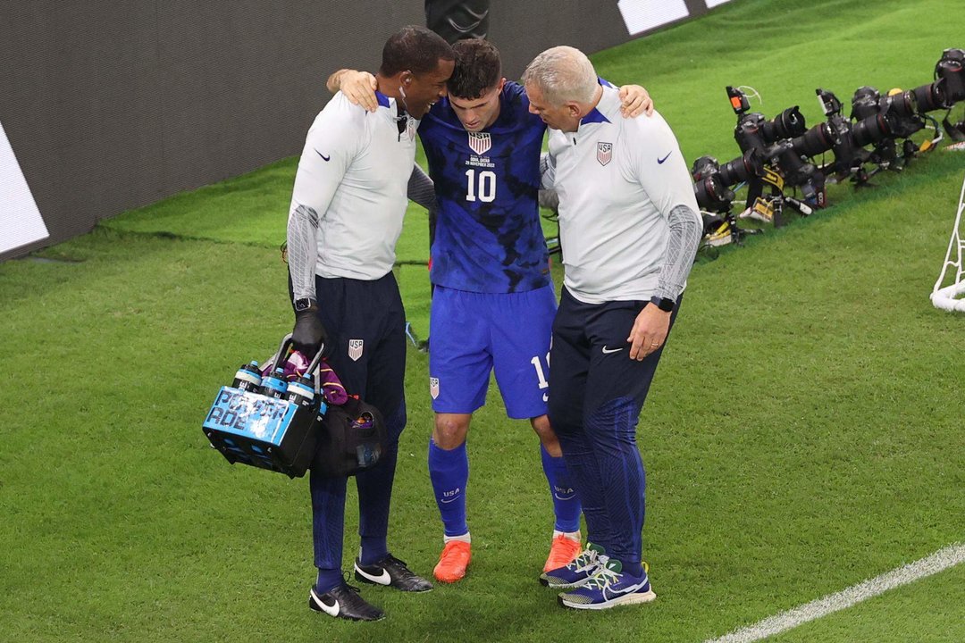 Christian Pulisic se retiró lesionado del partido de ayer ante Irán. EFE/EPA/Ali Haider