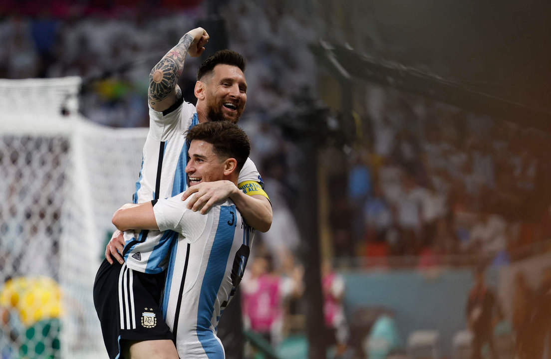 LUSAIL (CATAR), Julián Álvarez (abajo) de Argentina celebra un gol con Lionel Messi, en un partido del Mundial de Fútbol Qatar 2022. EFE/ Alberto Estevez